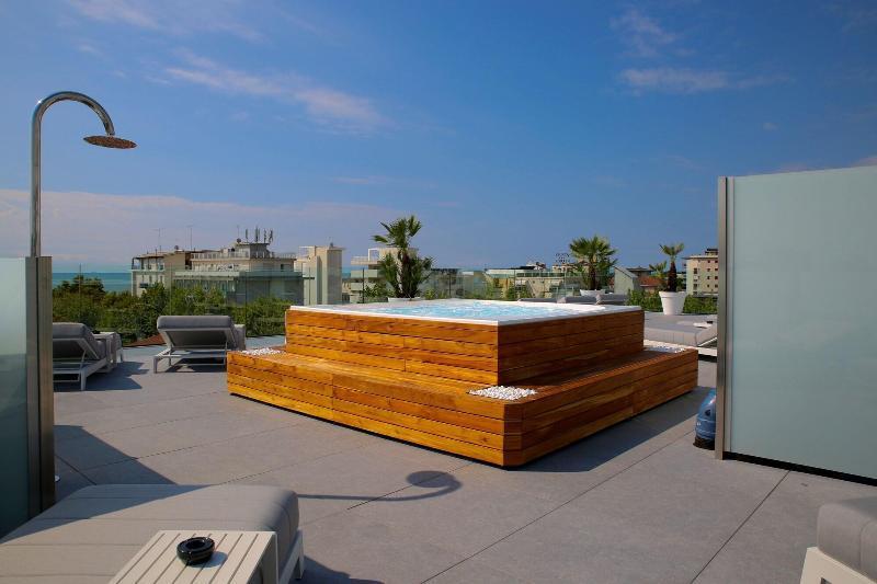 Monaco Suites Hotel Lignano Sabbiadoro Ngoại thất bức ảnh