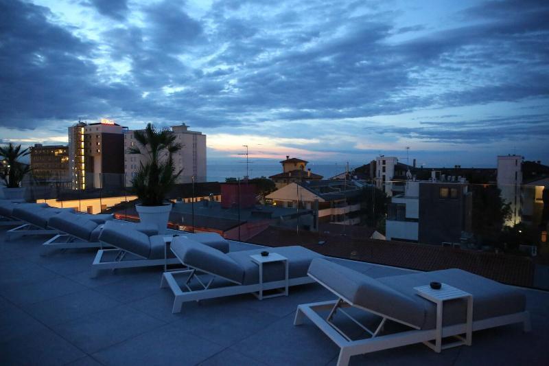 Monaco Suites Hotel Lignano Sabbiadoro Ngoại thất bức ảnh